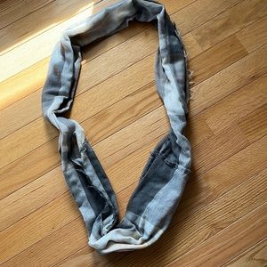 Grey and cream scarf